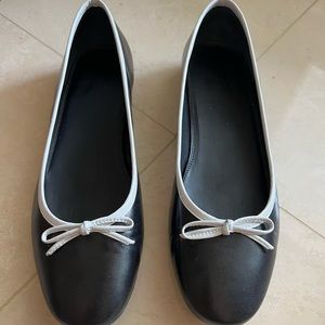 Pair of ballerinas in black. Leather. Worn a few times.